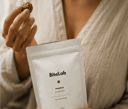 Iemand geniet van een BiteLab bite en houdt de verpakking vast